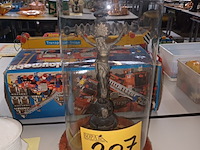 Lot 207 - globe met kruisbeeld - afbeelding 1 van  3