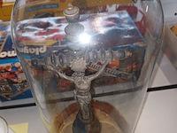 Lot 207 - globe met kruisbeeld - afbeelding 2 van  3