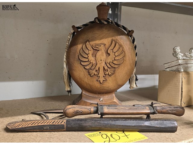 Lot 207 - houten veldfles, afrikaanse bijl en indiase trancheerset - afbeelding 1 van  5