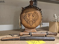 Lot 207 - houten veldfles, afrikaanse bijl en indiase trancheerset - afbeelding 1 van  5