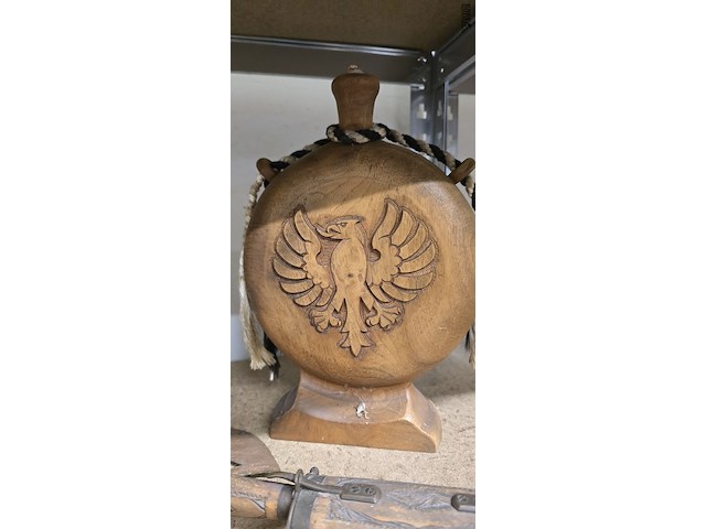 Lot 207 - houten veldfles, afrikaanse bijl en indiase trancheerset - afbeelding 2 van  5