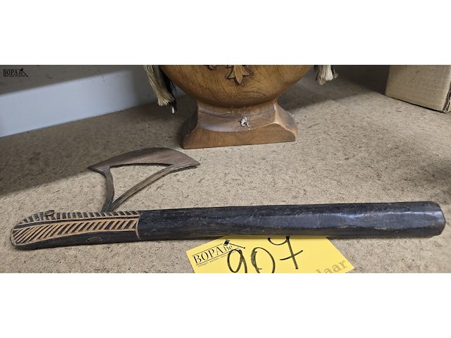 Lot 207 - houten veldfles, afrikaanse bijl en indiase trancheerset - afbeelding 3 van  5