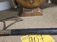 Lot 207 - houten veldfles, afrikaanse bijl en indiase trancheerset - afbeelding 3 van  5