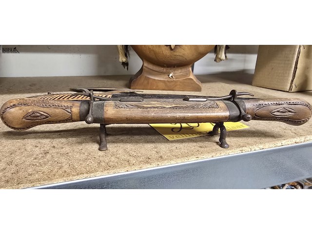 Lot 207 - houten veldfles, afrikaanse bijl en indiase trancheerset - afbeelding 4 van  5