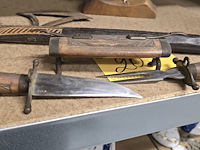 Lot 207 - houten veldfles, afrikaanse bijl en indiase trancheerset - afbeelding 5 van  5