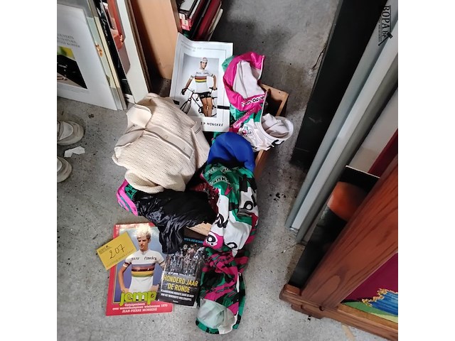 Lot 207 - lot wielrennen: 2 boeken, prent en oude wielrennerskledij - - afbeelding 1 van  2