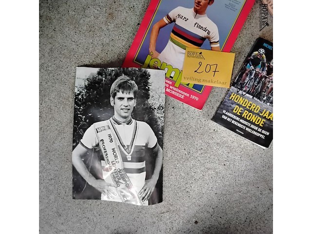 Lot 207 - lot wielrennen: 2 boeken, prent en oude wielrennerskledij - - afbeelding 2 van  2