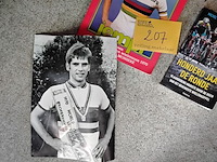 Lot 207 - lot wielrennen: 2 boeken, prent en oude wielrennerskledij - - afbeelding 2 van  2