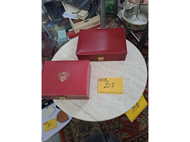 Lot 207 - opbergkistjes rood met wapenschild monaco - afbeelding 1 van  2