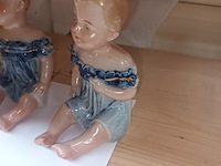 Lot 207 - porseleinen kindjes. 2 stuks - afbeelding 2 van  4