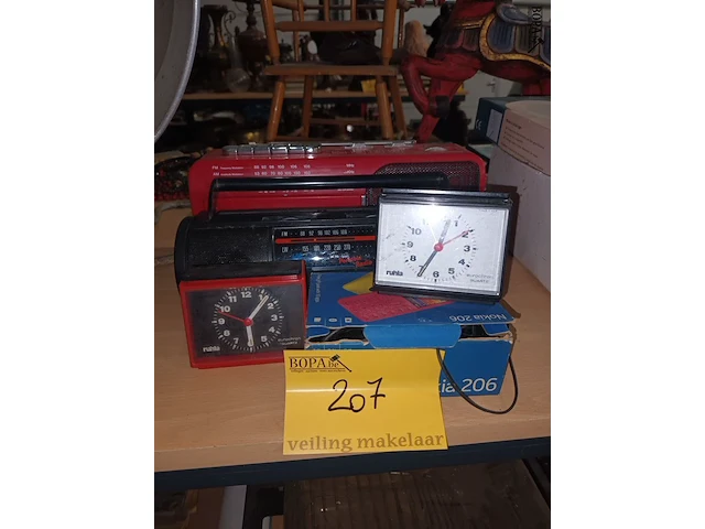 Lot 207 - radio’s, wekkers en gsm - afbeelding 1 van  5
