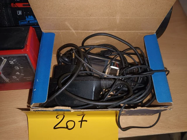 Lot 207 - radio’s, wekkers en gsm - afbeelding 2 van  5