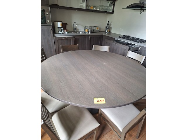 Lot 207 - ronde tafel met 8 stoelen - afbeelding 1 van  4