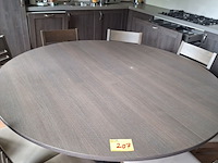 Lot 207 - ronde tafel met 8 stoelen - afbeelding 1 van  4