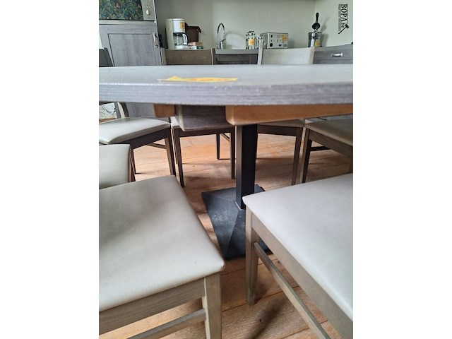 Lot 207 - ronde tafel met 8 stoelen - afbeelding 2 van  4