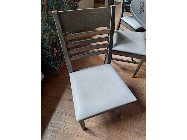 Lot 207 - ronde tafel met 8 stoelen - afbeelding 3 van  4