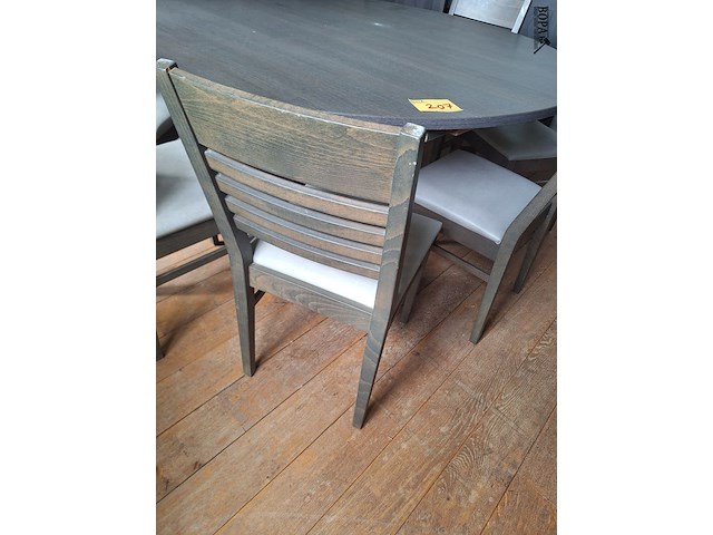 Lot 207 - ronde tafel met 8 stoelen - afbeelding 4 van  4