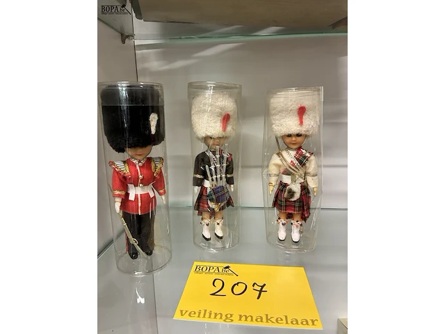 Lot 207 - schotse poppetjes - 3 stuks - afbeelding 1 van  1