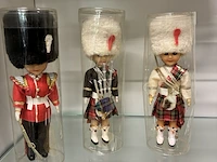 Lot 207 - schotse poppetjes - 3 stuks