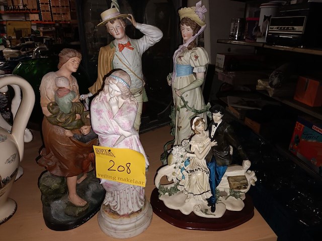 Lot 208 - biscuit beelden. 5 stuks - afbeelding 1 van  4