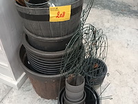 Lot 208 - bloempotten en plantenhouders - afbeelding 1 van  4