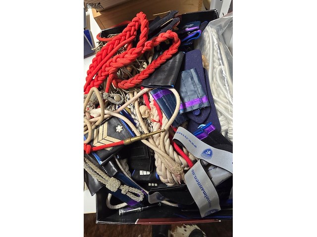 Lot 208 - diverse schouder items van uniformen - afbeelding 2 van  3