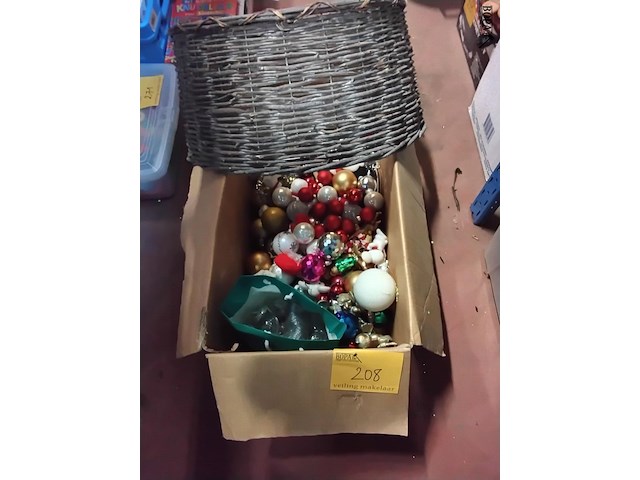 Lot 208 - grote verzameling kerstballen allerlei soorten + gevlochten - afbeelding 1 van  1