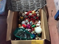 Lot 208 - grote verzameling kerstballen allerlei soorten + gevlochten - afbeelding 1 van  1