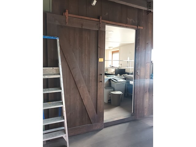 Lot 208 - houten schuifdeur op rail - afbeelding 1 van  4