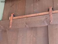 Lot 208 - houten schuifdeur op rail - afbeelding 2 van  4