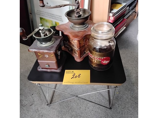 Lot 208 - lot oude koffiemolens en pot dhouwe egberts - afbeelding 1 van  1