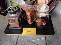 Lot 208 - lot oude koffiemolens en pot dhouwe egberts - afbeelding 1 van  1
