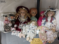 Lot 208 - lot porseleinen en vintage poppen, ong. 8 stuks - afbeelding 1 van  1