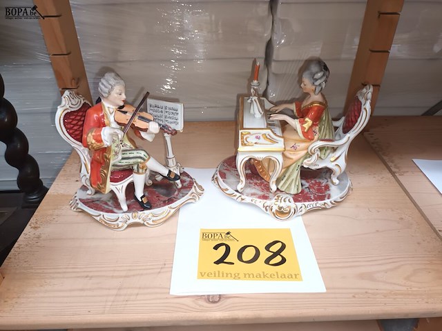 Lot 208 - muzikanten in porselein. 2 stuks - afbeelding 1 van  4