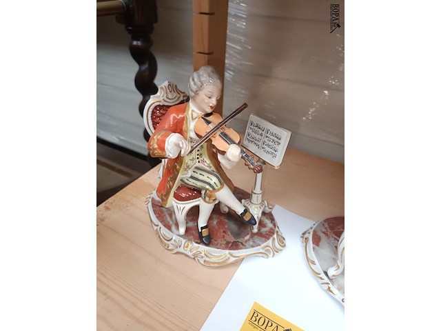 Lot 208 - muzikanten in porselein. 2 stuks - afbeelding 3 van  4