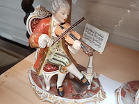 Lot 208 - muzikanten in porselein. 2 stuks - afbeelding 3 van  4