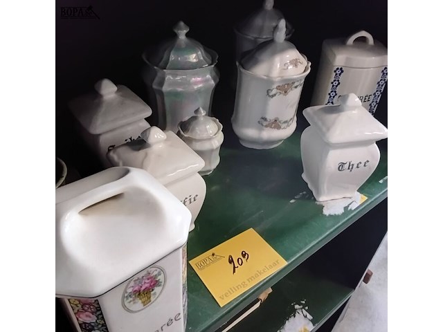 Lot 209 - antieken keukenartikelen: voorraadpotten rijkelijk gedecoree - afbeelding 1 van  2