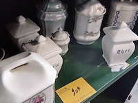 Lot 209 - antieken keukenartikelen: voorraadpotten rijkelijk gedecoree - afbeelding 1 van  2