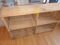 Lot 209 - houten vakkenkast - afbeelding 1 van  3
