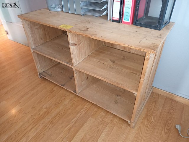 Lot 209 - houten vakkenkast - afbeelding 2 van  3