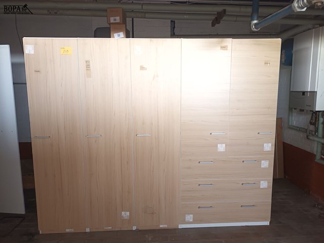 Lot 209 - kast met 5 deuren en 3 lades - afbeelding 1 van  2