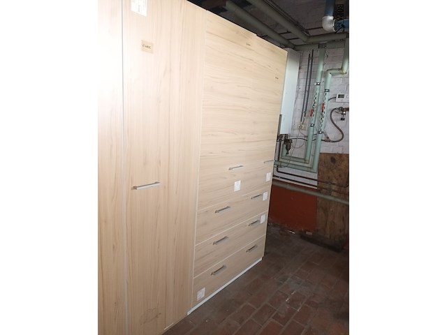 Lot 209 - kast met 5 deuren en 3 lades - afbeelding 2 van  2