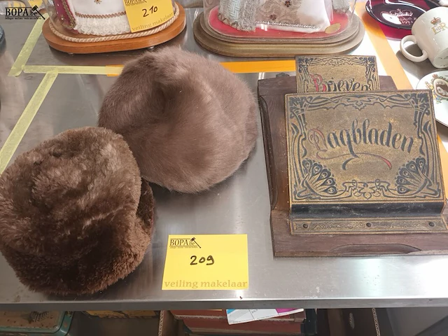 Lot 209 - lectuurhouder en bontmutsen. 3 stuks - afbeelding 1 van  5