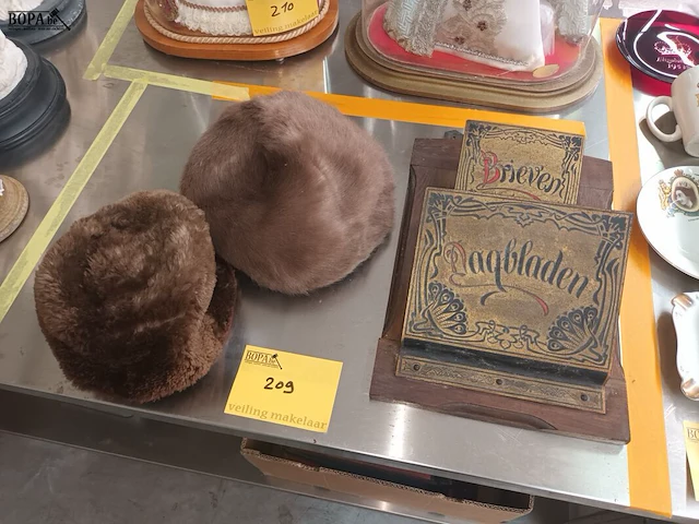 Lot 209 - lectuurhouder en bontmutsen. 3 stuks - afbeelding 2 van  5