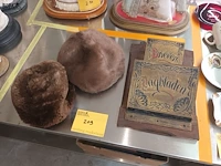 Lot 209 - lectuurhouder en bontmutsen. 3 stuks - afbeelding 2 van  5