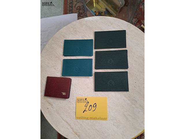 Lot 209 - louis vuitton geribbelde epi- lederen kaartenhouders en adre - afbeelding 1 van  6
