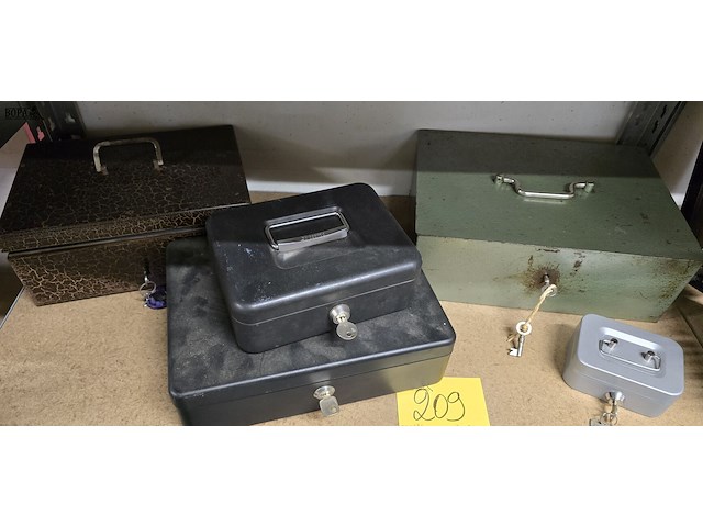 Lot 209 - metalen geldkoffers met sleutels 5 stuks - afbeelding 1 van  4