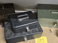 Lot 209 - metalen geldkoffers met sleutels 5 stuks - afbeelding 1 van  4