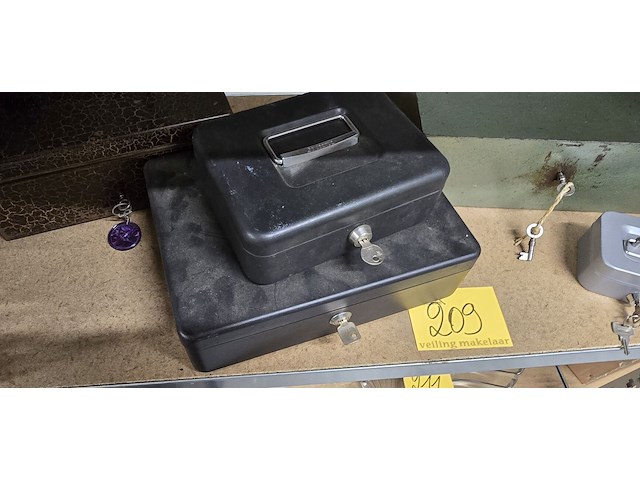 Lot 209 - metalen geldkoffers met sleutels 5 stuks - afbeelding 3 van  4