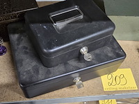 Lot 209 - metalen geldkoffers met sleutels 5 stuks - afbeelding 3 van  4